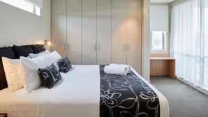 Luksus-loftsleilighet, 2 soverom, kjøkken | Skrivebord for bærbar PC, wi-fi (inkludert) og sengetøy