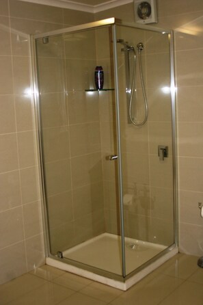Family House, 4 Bedrooms, Mountain View, Mountainside | Bathroom shower - The Barn at Charlottes Hill (Chum Creek)
