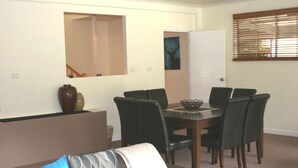 Familiehus, 4 soverom, fjellutsikt, ved fjell | Oppholdsområde | Flatskjerm-TV og DVD-spiller