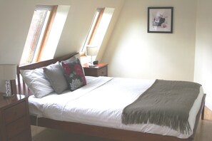 4 bedrooms, in-room safe, iron/ironing board, cots/infant beds - The Barn at Charlottes Hill (Chum Creek)