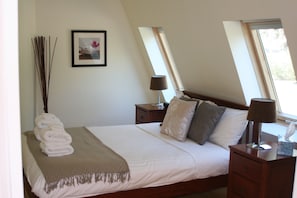 4 bedrooms, in-room safe, iron/ironing board, cots/infant beds - The Barn at Charlottes Hill (Chum Creek)