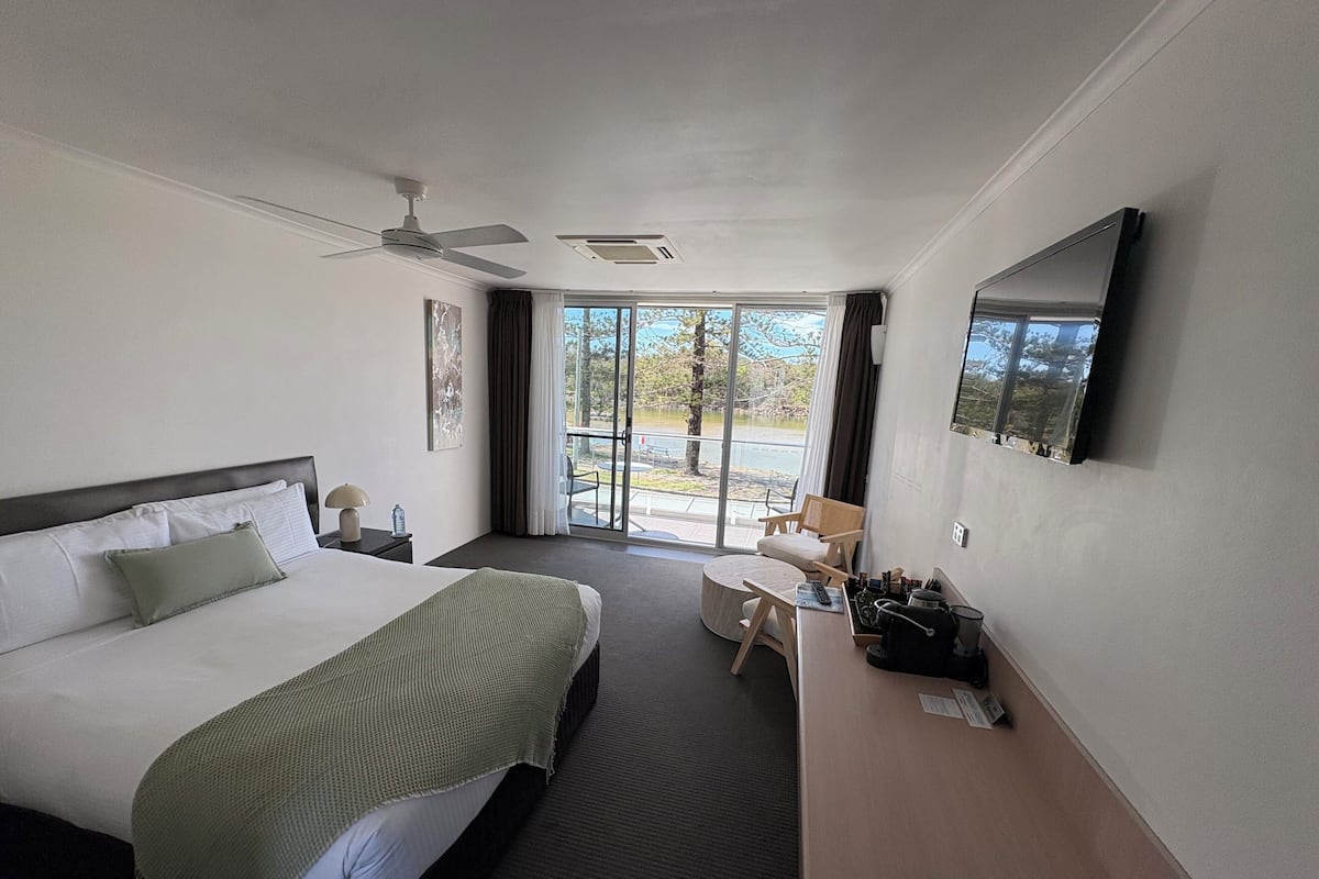 Desk, soundproofing, iron/ironing board, free WiFi