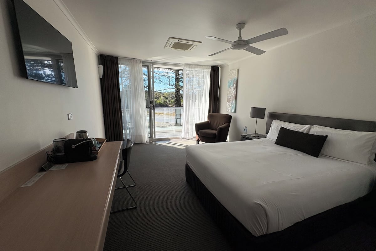 Desk, soundproofing, iron/ironing board, free WiFi