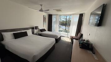 Desk, soundproofing, iron/ironing board, free WiFi