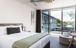Schreibtisch, laptopgeeigneter Arbeitsplatz, schallisolierte Zimmer