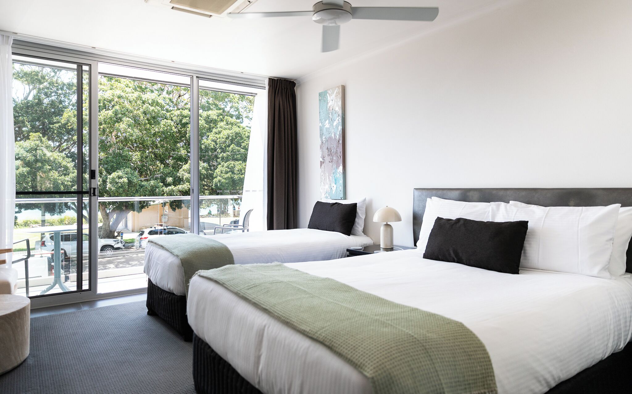 办公桌、笔记本电脑工作区、隔音、熨斗/熨衣板