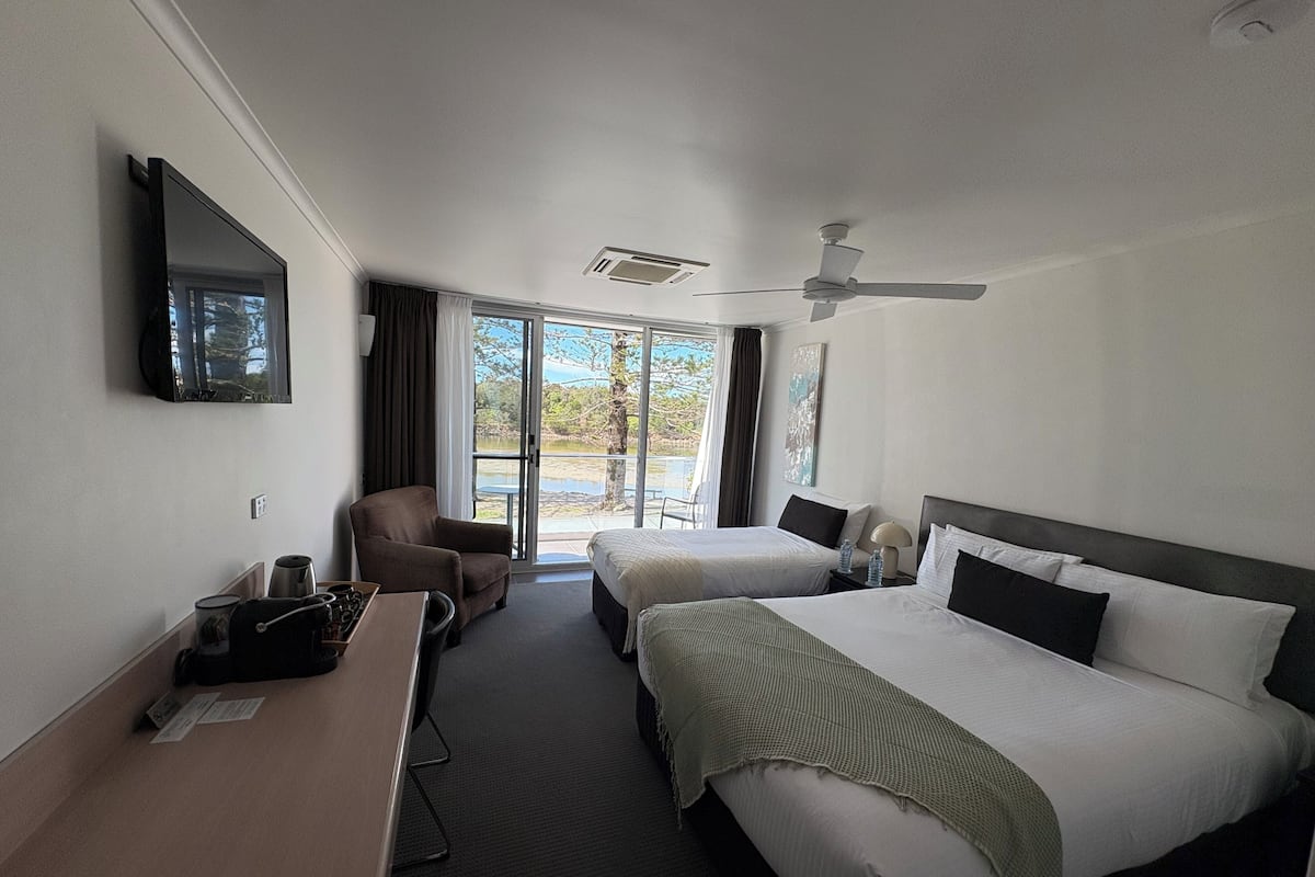 Desk, soundproofing, iron/ironing board, free WiFi