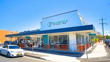 Situated on a street corner, the Brunswick River Inn offers a casual dining experience with outdoor seating areas.