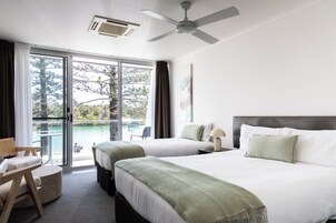 Habitación superior, varias camas, no fumadores, vistas al río | Escritorio y espacio para trabajar con un portátil