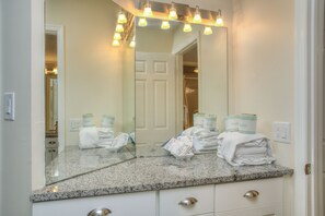 Condo, 1 chambre, balcon, vue sur l’océan | Salle de bain | Ensemble baignoire-douche, séchoir à cheveux, serviettes fournies