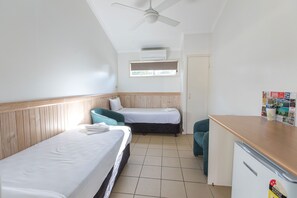 ห้องสแตนดาร์ด, ปลอดบุหรี่, ห้องน้ำรวม (Lodge - S Bed Standard) | เปล/เตียงเด  ็กอ่อน, ผ้าปูที่นอน