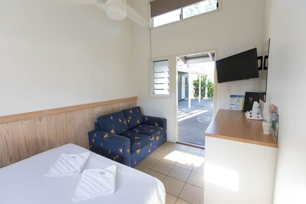 Standard Room, Non Smoking, Shared Bathroom (Lodge - Q Bed Standard) | Cribs/infant beds, bed sheets