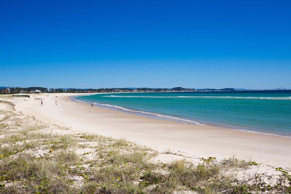 Beach nearby - Kirra Beach Tourist Park (Coolangatta)