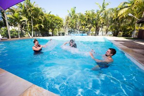 Outdoor pool - Kirra Beach Tourist Park (Coolangatta)
