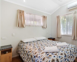 Hypo-allergenic bedding, desk, iron/ironing board, free WiFi - Charters Towers Tourist Park (Mosman Park)