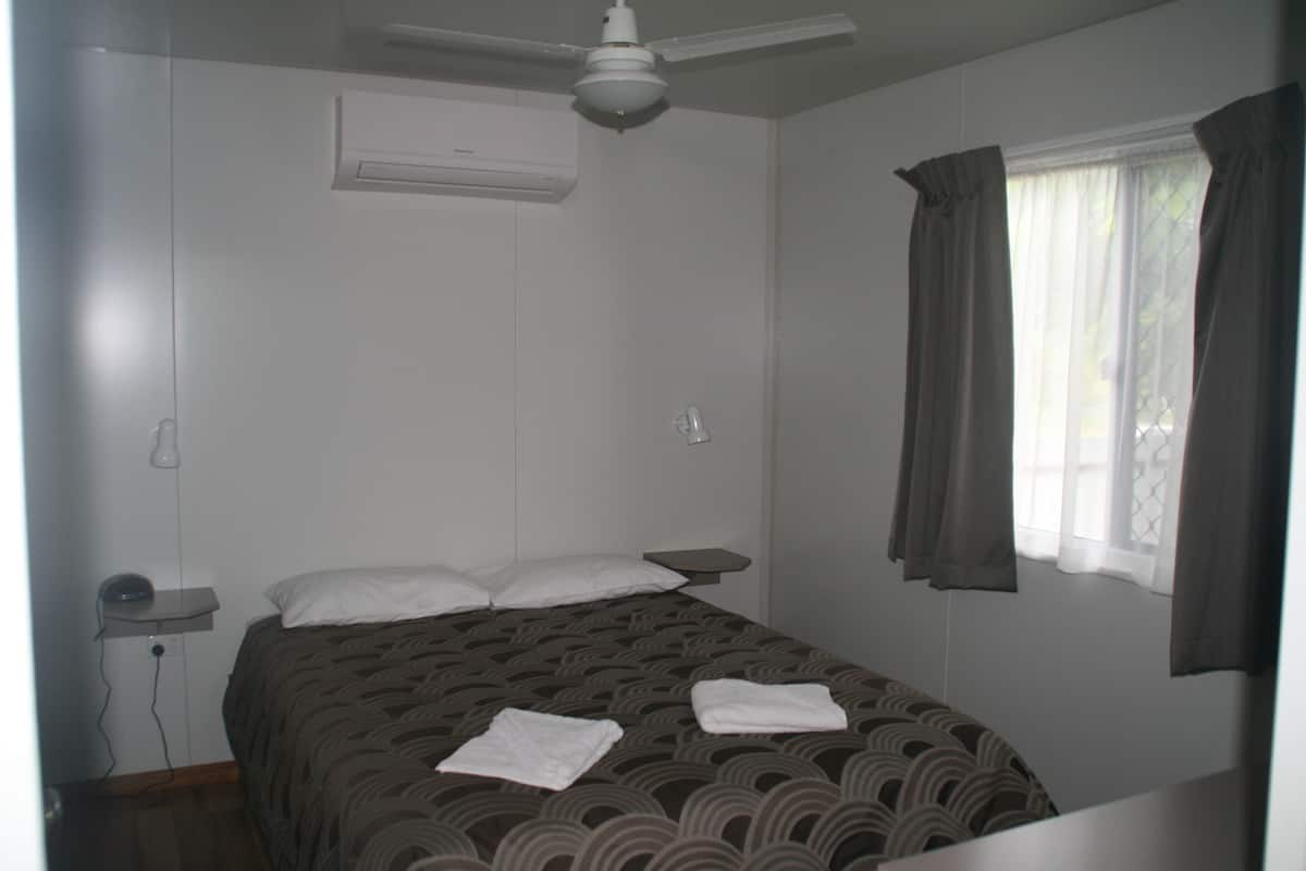 Superior suite, 1 slaapkamer, niet-roken, keuken | Hypoallergeen beddengoed, een bureau, een strijkplank/strijkijzer