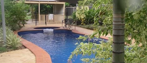 Una piscina al aire libre