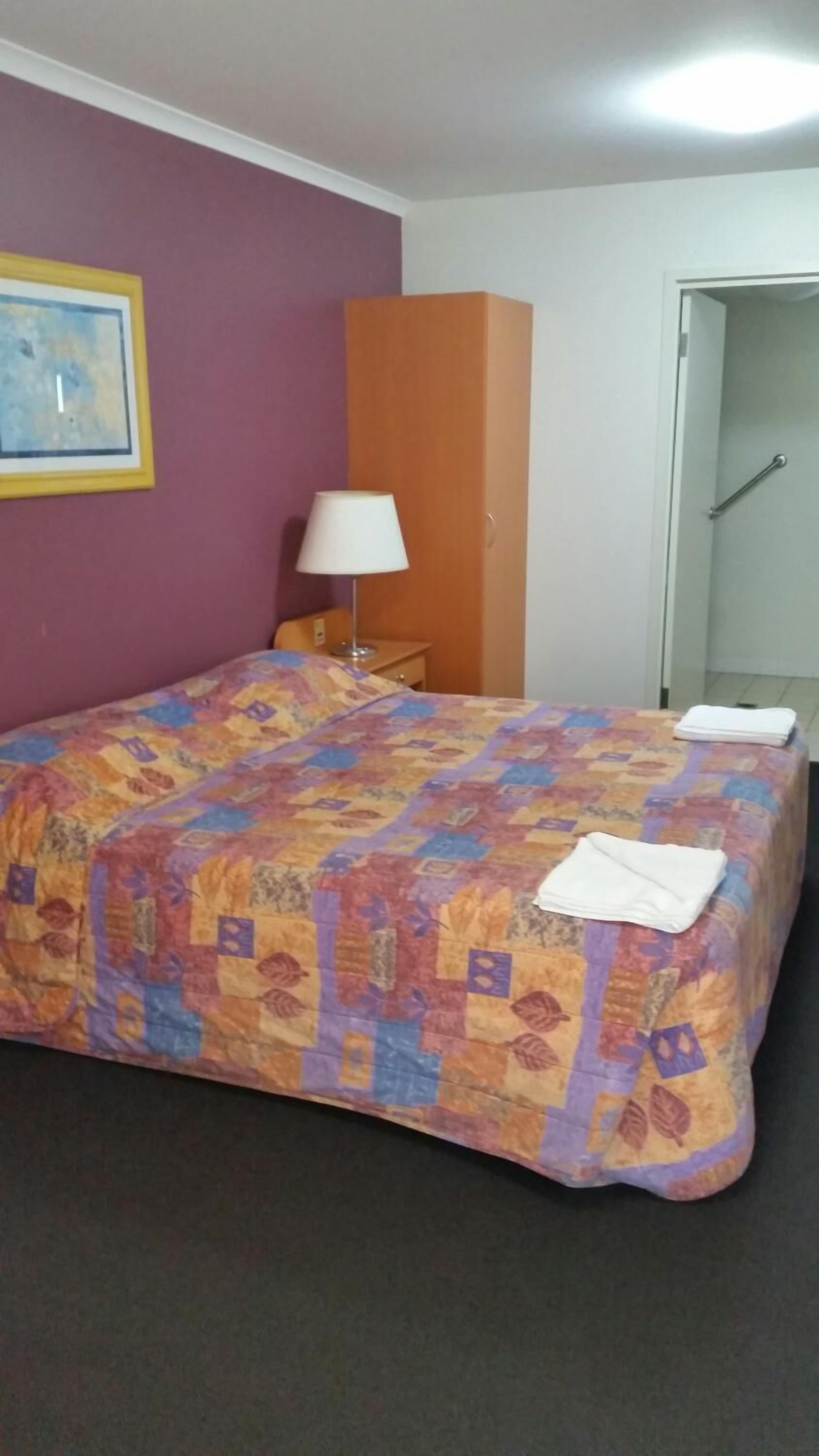 standard room, non smoking (king) | desk, iron/ironing board, free cots/infant beds, free wifi