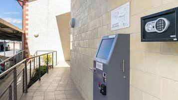Quiosco de registro disponible las 24 horas en un hotel y motel.