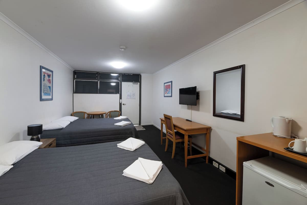 Kahden hengen standard-huone (kaksi sänkyä), 2 parisänkyä, tupakointi kielletty (Double Room) | Työpöytä, silitysrauta/-lauta, ilmaiset vauvansängyt, ilmainen Wi-Fi
