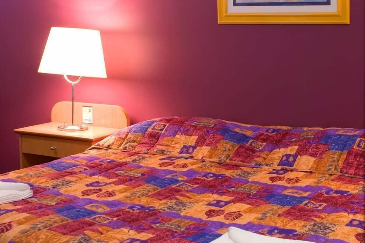 standard room, non smoking (king) | desk, iron/ironing board, free cots/infant beds, free wifi