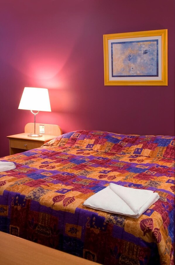 King Room | Desk, iron/ironing board, free cribs/infant beds, free WiFi