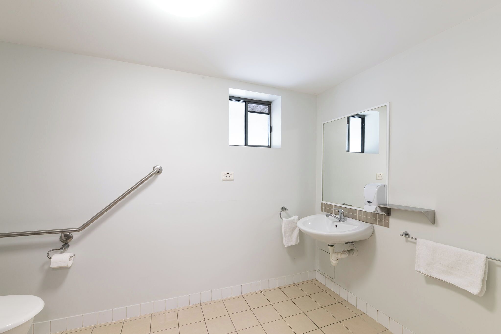 Accessible King Room | Bathroom | Shower, towels