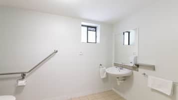 Accessible King Room | Bathroom | Shower, towels