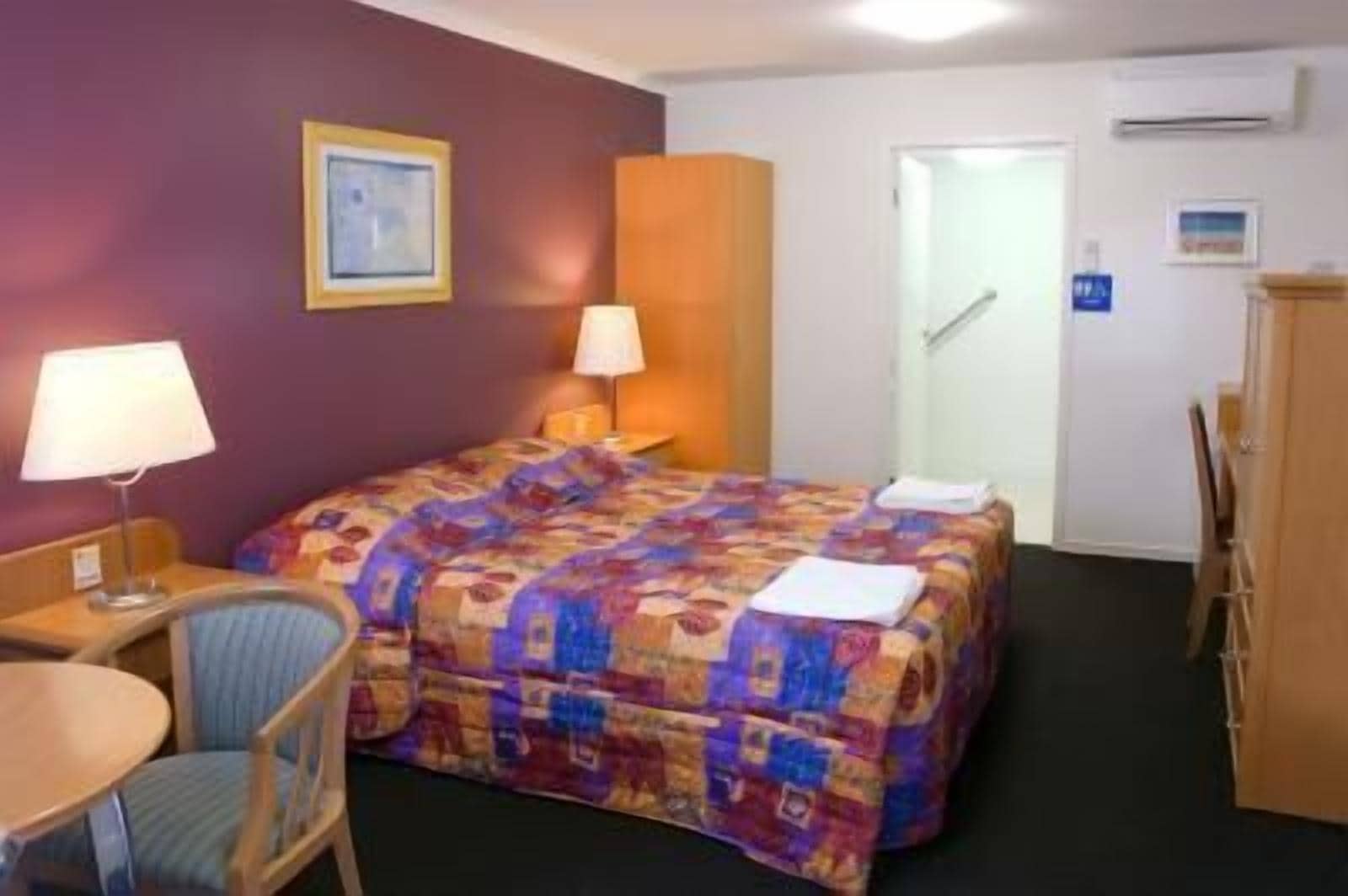 standard room, non smoking (king) | desk, iron/ironing board, free cots/infant beds, free wifi