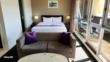 Minibar, escritorio, tabla de planchar con plancha y cunas