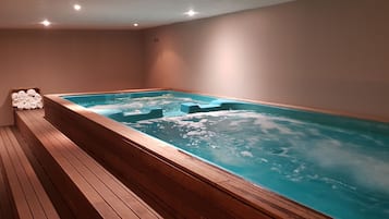 Una piscina cubierta