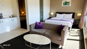 42-inch flat-screen TV with digital channels, TV - The Grand Motel (Griffith)