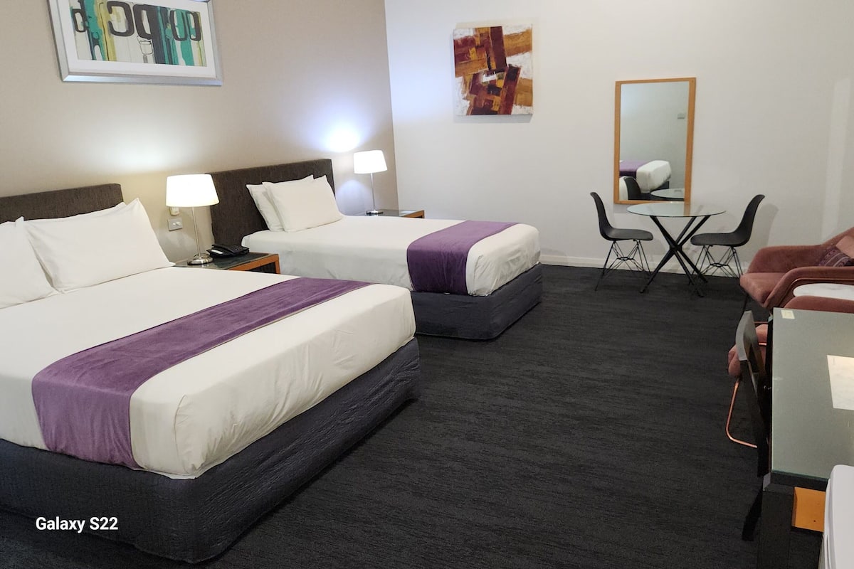 Standaard Twin kamer, niet-roken (Queen and King Single) | 1 slaapkamer, een minibar, een bureau, een strijkplank/strijkijzer