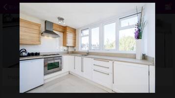 Leilighet – standard, 1 soverom, byutsikt | Oppholdsområde | Flatskjerm-TV og DVD-spiller