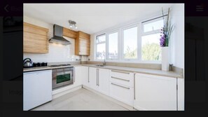 Appartamento Standard, 1 camera da letto, vista città | Area soggiorno | TV a schermo piatto, lettore DVD