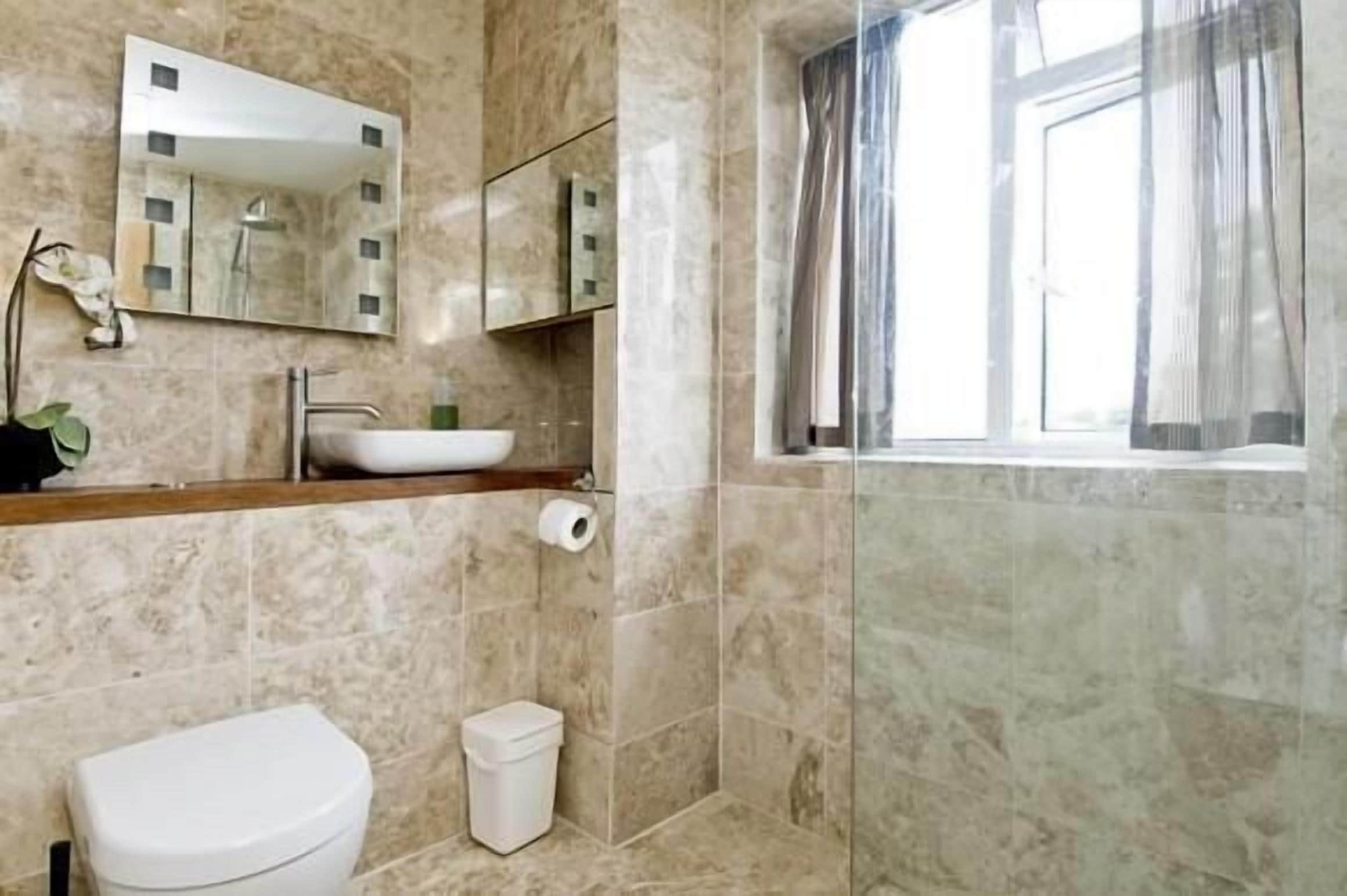 Apartamento clásico, varias camas, no fumadores, cocina | Baño | Ducha, artículos de higiene personal gratuitos y toallas