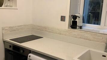 Studio – standard, 1 dobbeltseng, ikke-røyk, tekjøkken | Skrivebord, strykejern/-brett og barnesenger