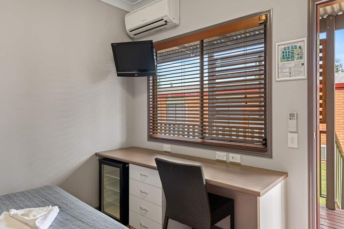 standard room | living area | flat-screen tv, dvd player