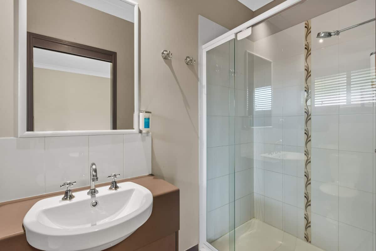standard room | bathroom | shower, towels