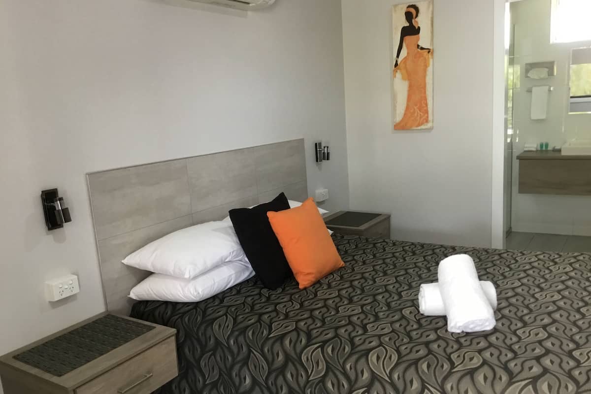 Habitación Deluxe, 1 habitación (Deluxe Queen (2 ppl)) | Insonorización, tabla de planchar con plancha y wifi gratis