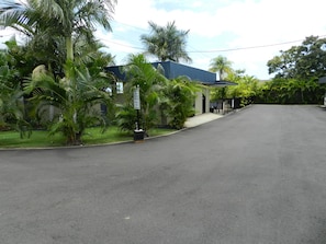 A building with a blue roof and a sign indicating a parking area.