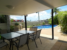 Una piscina al aire libre