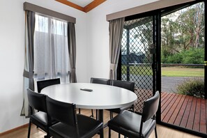 Standard Cabin | Living area | LED TV - Portland Tourist Park (Portland)