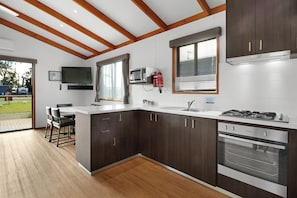 Villa (Corella Villa (1 Queen & 2 Bunks)) | Cuisine privée | Grand réfrigérateur, micro-ondes, cafetiÚre/bouilloire