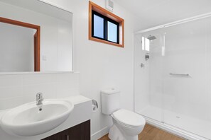 Shower, hair dryer, towels, soap - Portland Tourist Park (Portland)