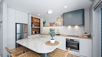 Full-size fridge, microwave, oven, stovetop