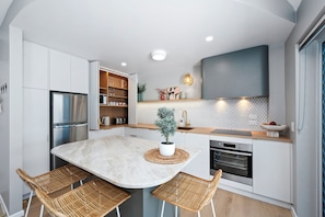 Full-size fridge, microwave, oven, stovetop