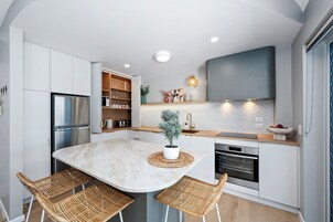 Full-size fridge, microwave, oven, stovetop