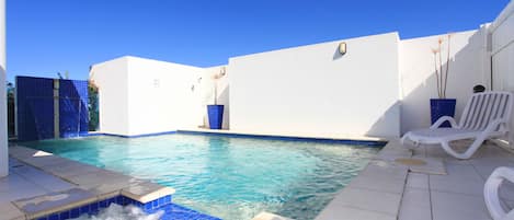 Piscine extérieure, parasols de plage, chaises longues