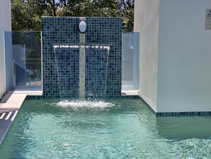 Outdoor pool, pool umbrellas, sun loungers - Koola Beach Apartments Bargara (Bargara)